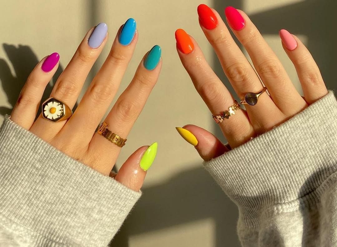 10 Inspirasi Dopamine Nail Art, Bikin Mood Booster!